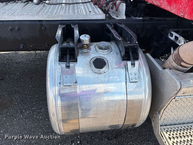 image for item FB9432 2018 Peterbilt 567 semi truck