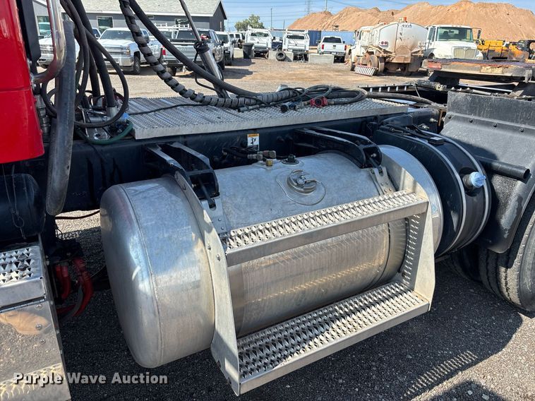 image for item FB9432 2018 Peterbilt 567 semi truck