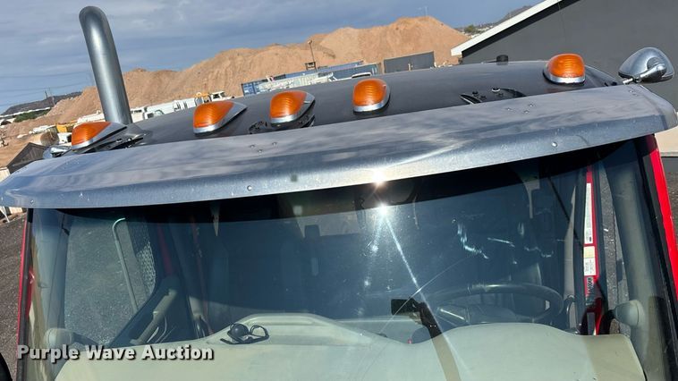 image for item FB9432 2018 Peterbilt 567 semi truck