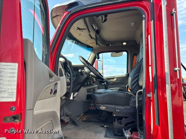 image for item FB9432 2018 Peterbilt 567 semi truck