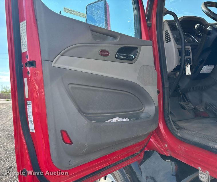 image for item FB9432 2018 Peterbilt 567 semi truck