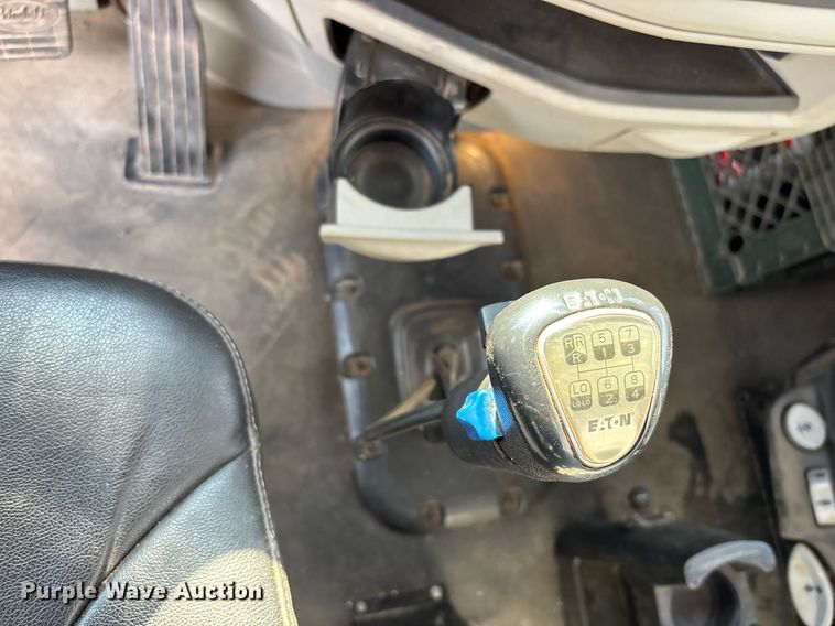 image for item FB9432 2018 Peterbilt 567 semi truck