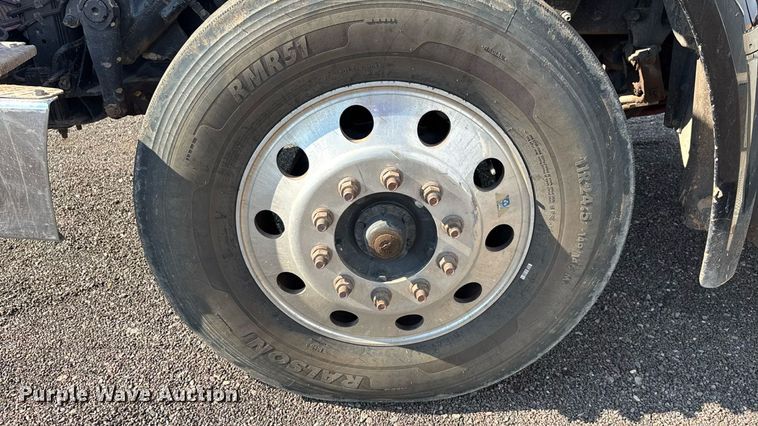 image for item FB9432 2018 Peterbilt 567 semi truck