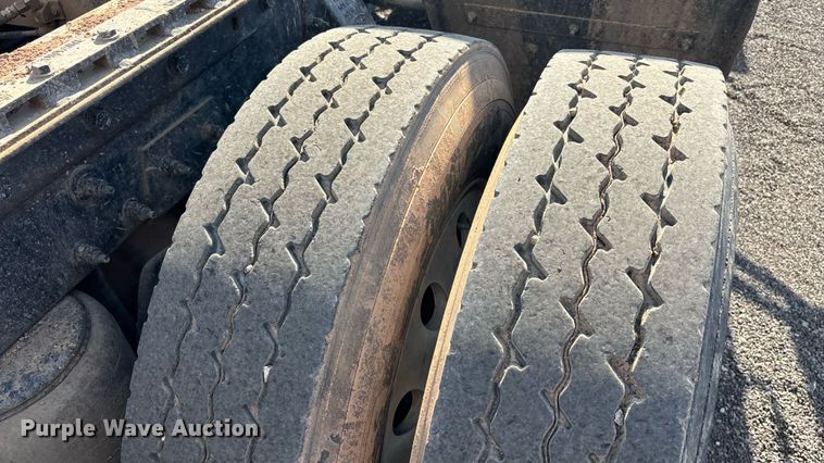 image for item FB9432 2018 Peterbilt 567 semi truck