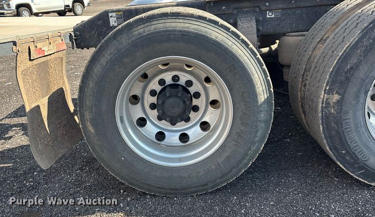 image for item FB9432 2018 Peterbilt 567 semi truck