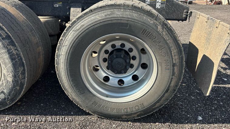 image for item FB9432 2018 Peterbilt 567 semi truck