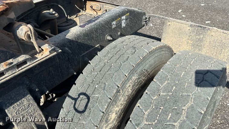 image for item FB9432 2018 Peterbilt 567 semi truck