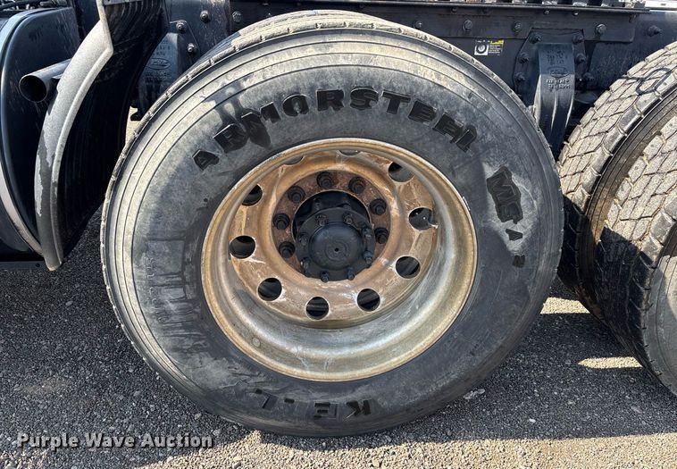 image for item FB9432 2018 Peterbilt 567 semi truck