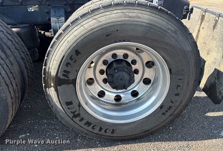 image for item FB9432 2018 Peterbilt 567 semi truck