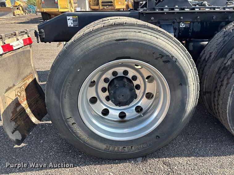 image for item FB9432 2018 Peterbilt 567 semi truck