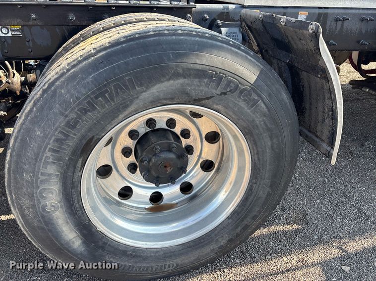 image for item FB9432 2018 Peterbilt 567 semi truck