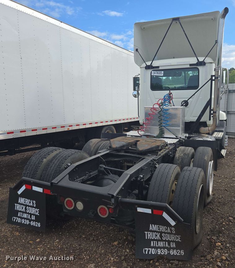 image for item YA0518 2017 Mack CXU613 semi truck