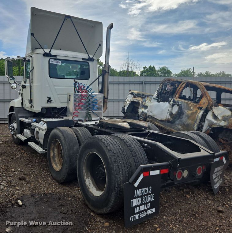 image for item YA0518 2017 Mack CXU613 semi truck