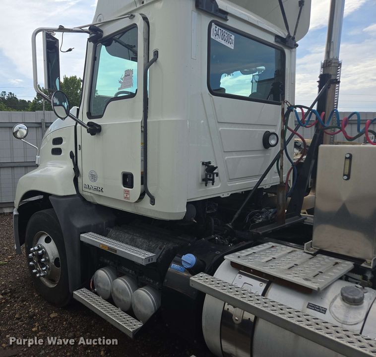 image for item YA0518 2017 Mack CXU613 semi truck