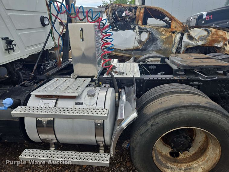 image for item YA0518 2017 Mack CXU613 semi truck