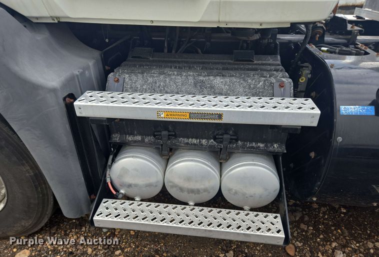 image for item YA0518 2017 Mack CXU613 semi truck