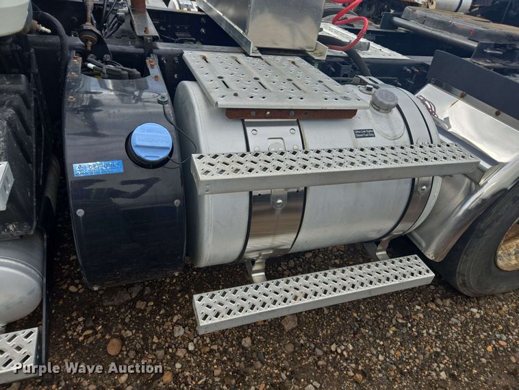 image for item YA0518 2017 Mack CXU613 semi truck