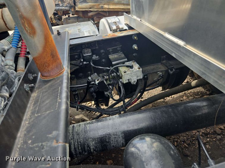 image for item YA0518 2017 Mack CXU613 semi truck