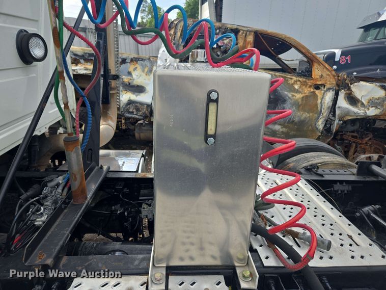 image for item YA0518 2017 Mack CXU613 semi truck