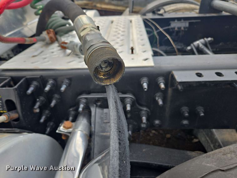 image for item YA0518 2017 Mack CXU613 semi truck