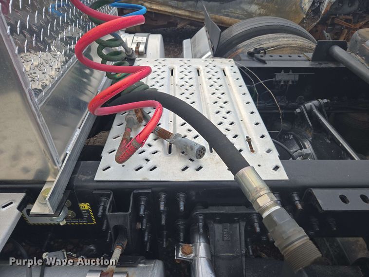 image for item YA0518 2017 Mack CXU613 semi truck