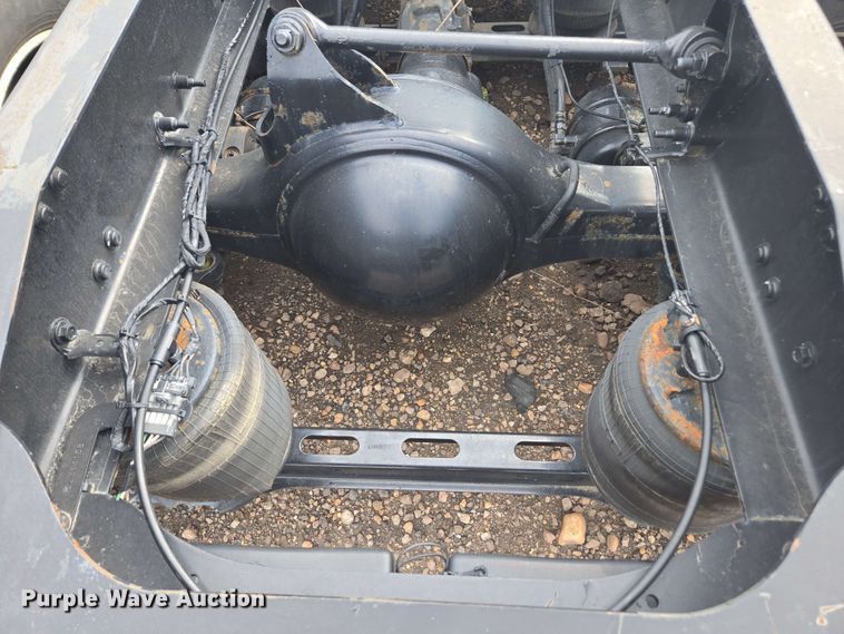 image for item YA0518 2017 Mack CXU613 semi truck