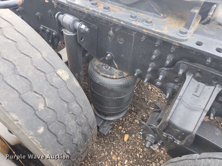 image for item YA0518 2017 Mack CXU613 semi truck