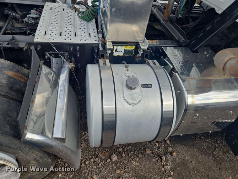 image for item YA0518 2017 Mack CXU613 semi truck