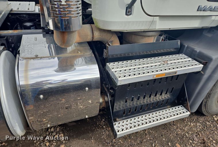 image for item YA0518 2017 Mack CXU613 semi truck