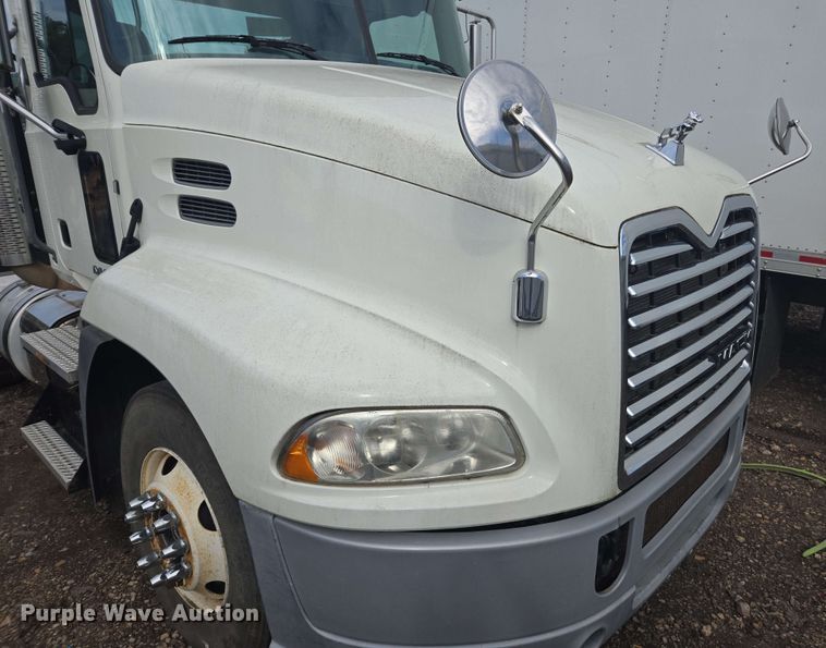 image for item YA0518 2017 Mack CXU613 semi truck