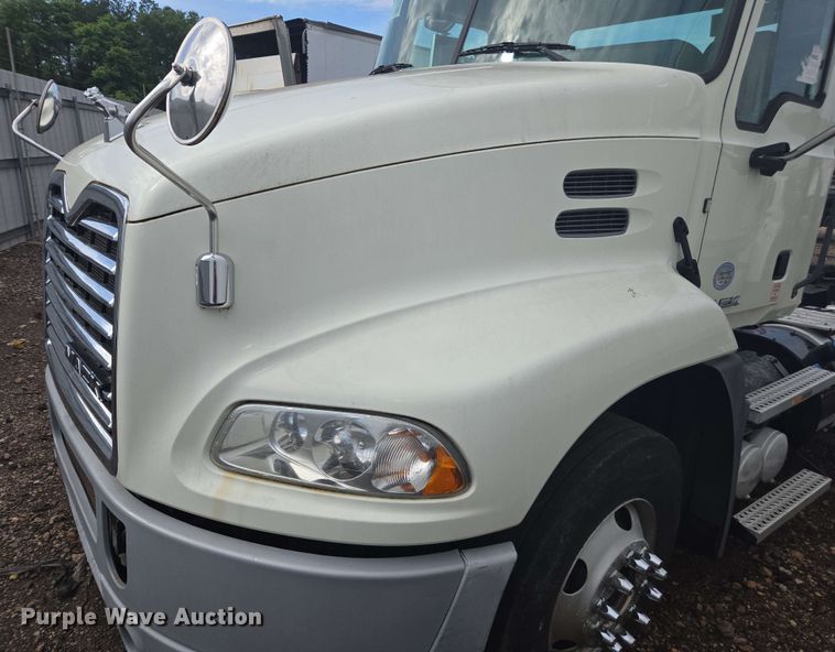 image for item YA0518 2017 Mack CXU613 semi truck