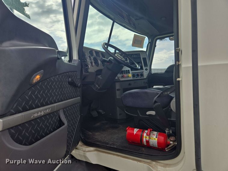 image for item YA0518 2017 Mack CXU613 semi truck