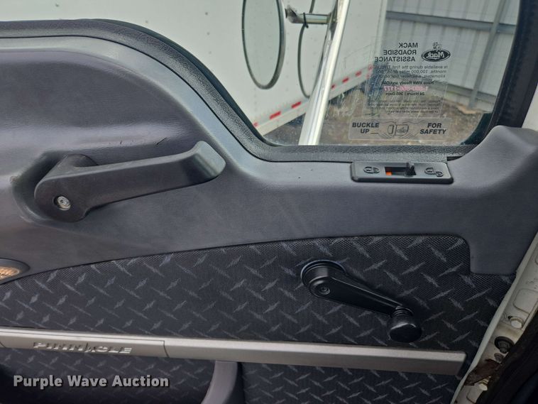 image for item YA0518 2017 Mack CXU613 semi truck