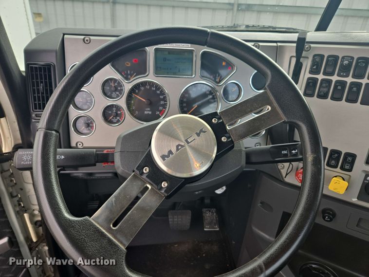 image for item YA0518 2017 Mack CXU613 semi truck