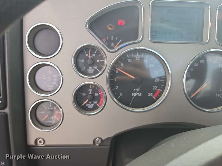 image for item YA0518 2017 Mack CXU613 semi truck