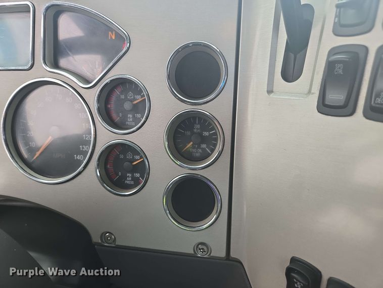 image for item YA0518 2017 Mack CXU613 semi truck