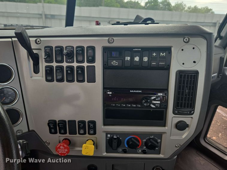 image for item YA0518 2017 Mack CXU613 semi truck