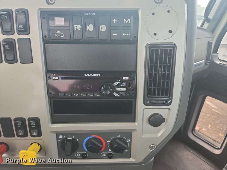 image for item YA0518 2017 Mack CXU613 semi truck