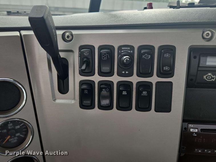 image for item YA0518 2017 Mack CXU613 semi truck