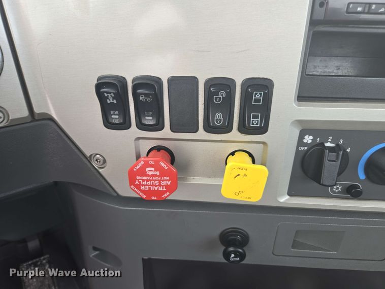 image for item YA0518 2017 Mack CXU613 semi truck