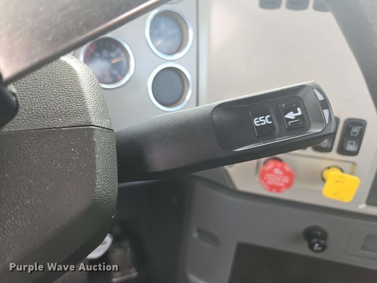 image for item YA0518 2017 Mack CXU613 semi truck