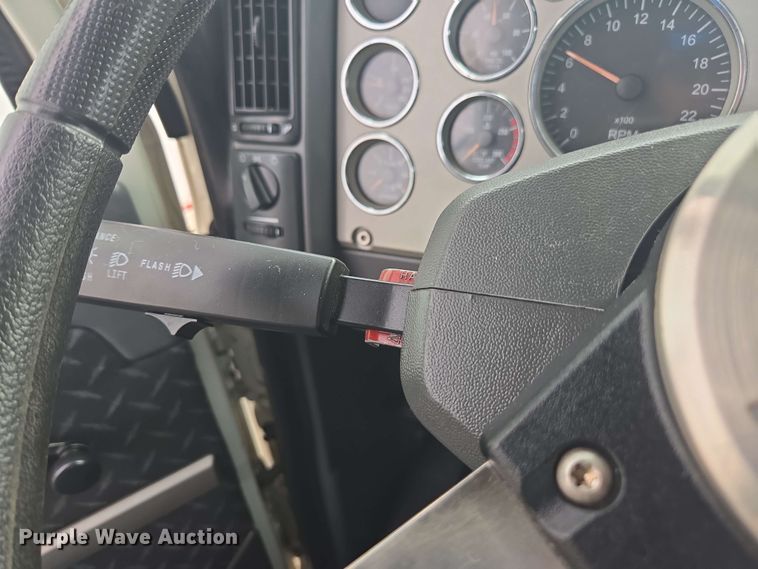 image for item YA0518 2017 Mack CXU613 semi truck