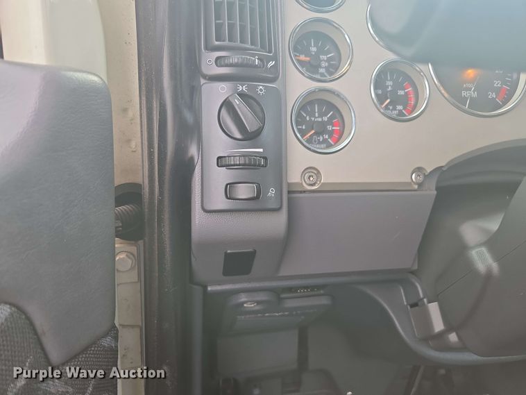 image for item YA0518 2017 Mack CXU613 semi truck