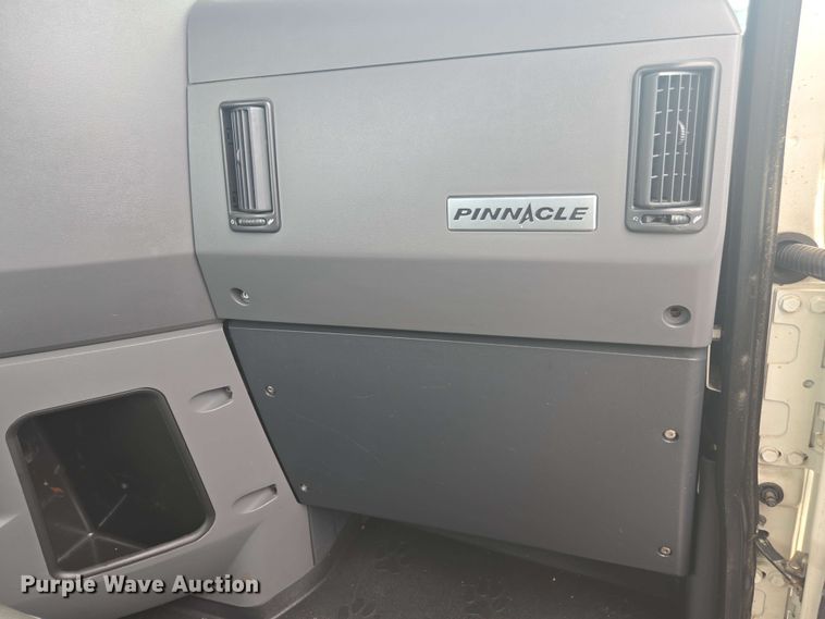 image for item YA0518 2017 Mack CXU613 semi truck