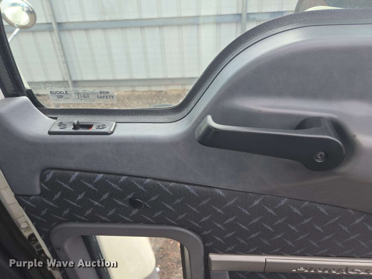 image for item YA0518 2017 Mack CXU613 semi truck