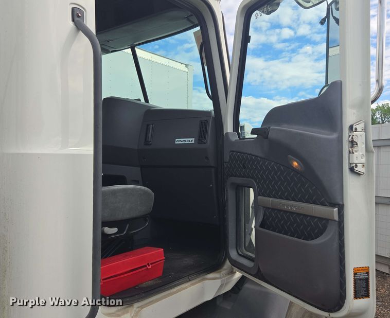 image for item YA0518 2017 Mack CXU613 semi truck