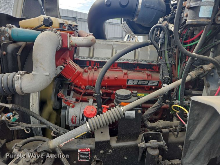 image for item YA0518 2017 Mack CXU613 semi truck