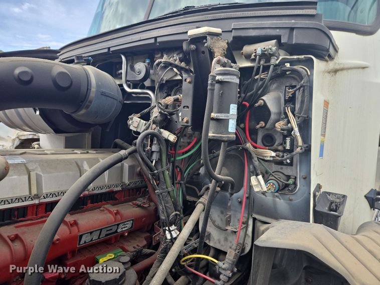 image for item YA0518 2017 Mack CXU613 semi truck