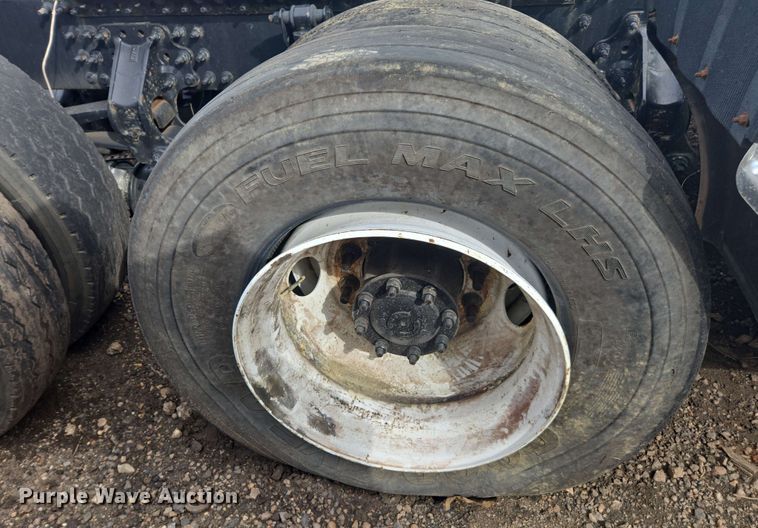 image for item YA0518 2017 Mack CXU613 semi truck