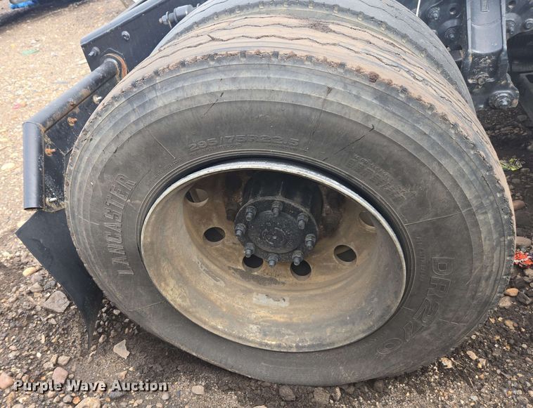 image for item YA0518 2017 Mack CXU613 semi truck